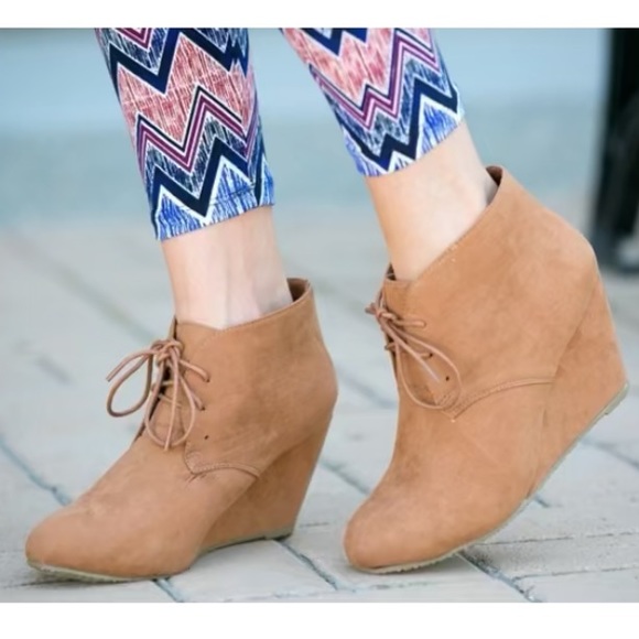 ๐ Bella Marie Taupe Suade Wedge Tie Boots 8.5 - Picture 2 of 11